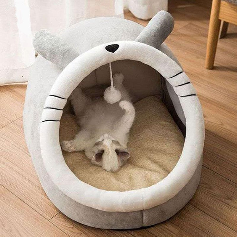 Comfortable bed for cats and small dogs, self-heating